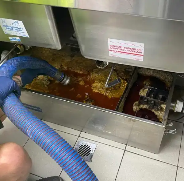 vidange bac à graisse dans un restaurant
